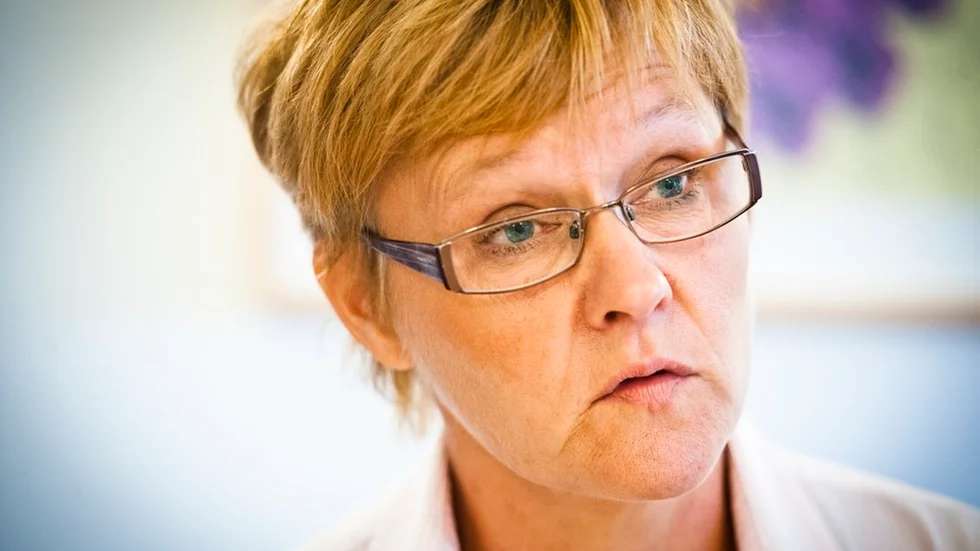 Marie-Louise Forslund Mustaniemi (KD) kräver utförliga svar om varför bårhuset i Strängnäs måste stänga.