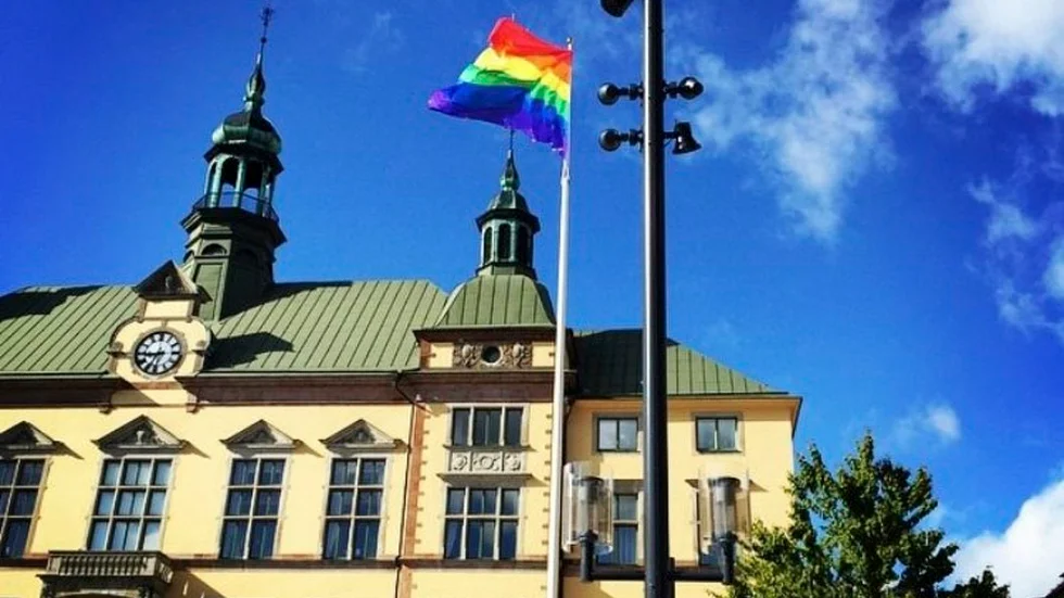 Regnbågsflaggan brukar fladdra utanför stadshuset under Springprideveckan, men inte nu. Anledningen är att den är stulen