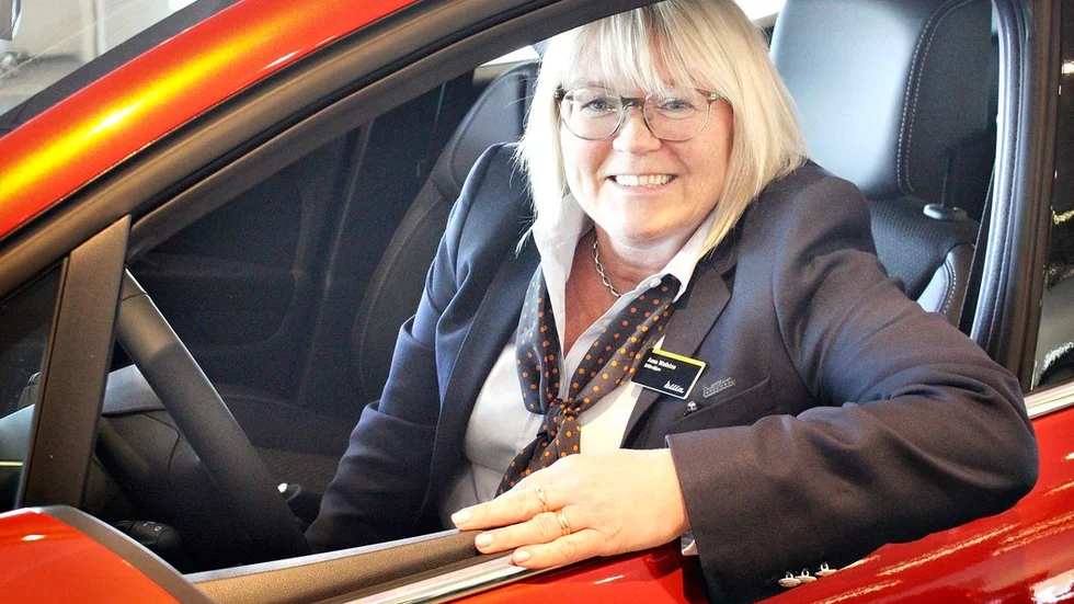 Bilbranschen blev ett helt nytt område när Anna Wallsten bytte jobb för tre år sedan. Hon stortrivs som säljare, där hon får hjälpa kunder hitta rätt helhetslösning. Och där hon får testa nya bilmodeller.