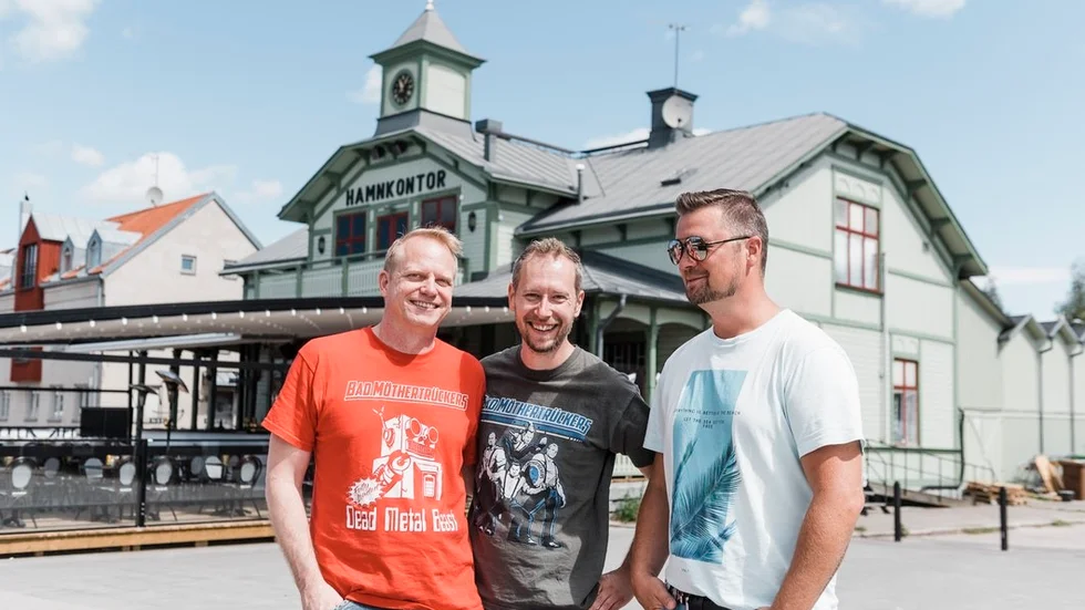 Urban Westberg, Anders "Myggan" Carlswärd och Robert Oknefjell i bandet Bad Möthertrückers som arrangerar en minifestival på Lotsen på fredag. Saknas på bild gör fjärde medlemmen Robin Folcke.