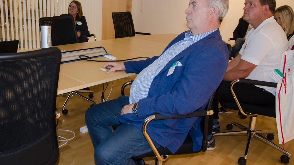 Landsbygdsminister Sven-Erik Bucht (S) längst fram,  Ann-sofie Soleby Eriksson (S) mittemot och Magnus Johansson, (S) bakom.