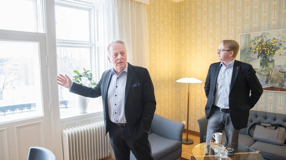 Bättre utsikt kan man inte ha, säger Göran Dahlström och tittar ut över Stadsparken från sitt arbetsrum på Gröna kulle. Till höger syns arbetarekommunens ordförande Fredrik Olovsson.
