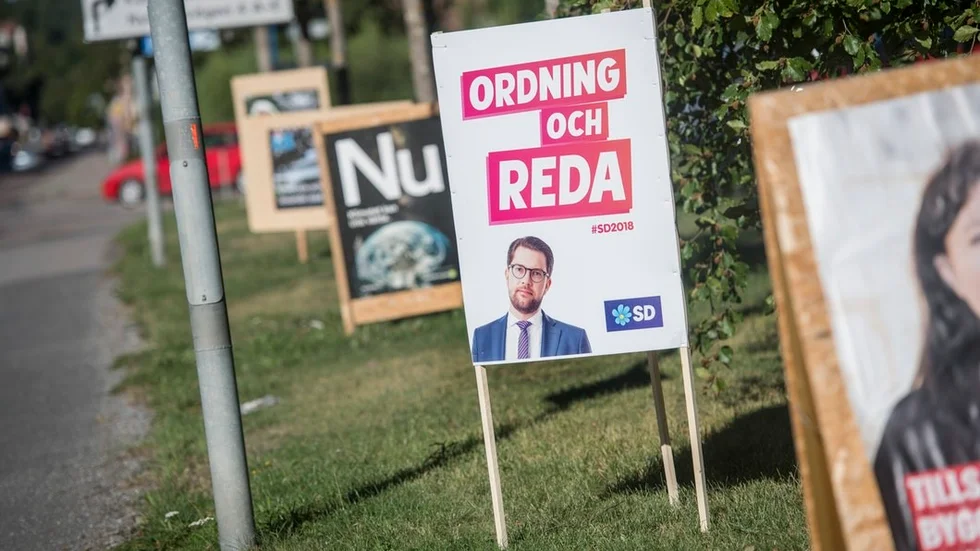 Vissa valaffischer sitter kvar.