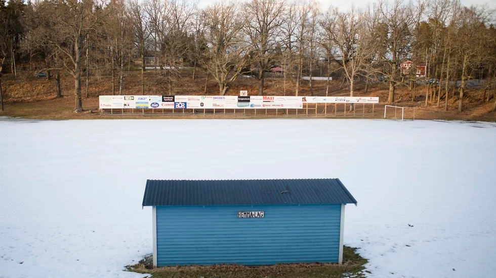 Datumet är 22 mars och gräsmattan finns någonstans där under snön, men nu är det bestämt att det ska bli konstgräs på A-planen i Värmbol.