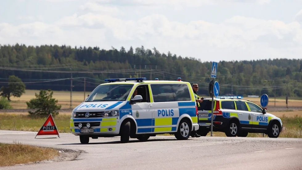 En gravid kvinna fick föras i ambulans till Mälarsjukhuset med skador i ena benet efter olyckan på länsväg 900.