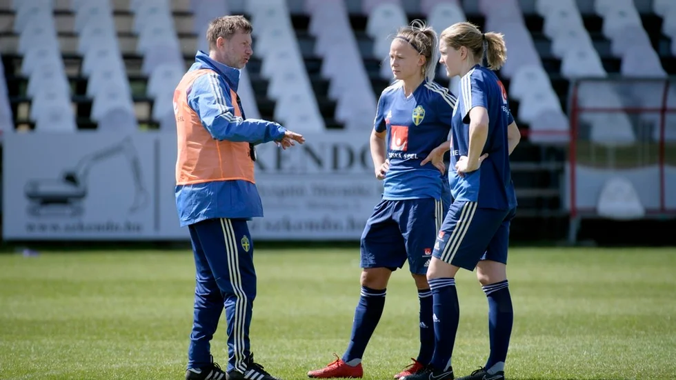 Förbundskapten Peter Gerhardsson pratar med Hanna Glas och Mia Carlsson under damlandslagets träning i den ungerska orten Bük inför torsdagens VM-kvalmatch mot Ungern.