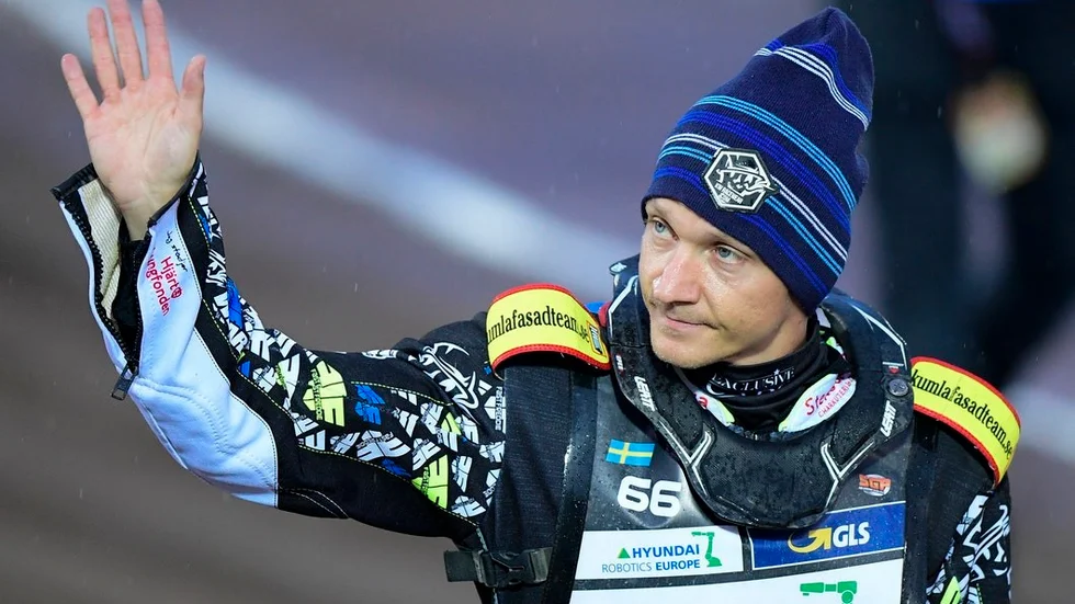 I Målilla i den senaste VM-deltävlingen kom Fredrik Lindgren till vänster trea. Vann gjorde dansken Nikki Pedersen. Nu hoppas Lindgren, trots en handskada, kunna tävla i VM-deltävlingen i Polen i helgen. Arkivbild