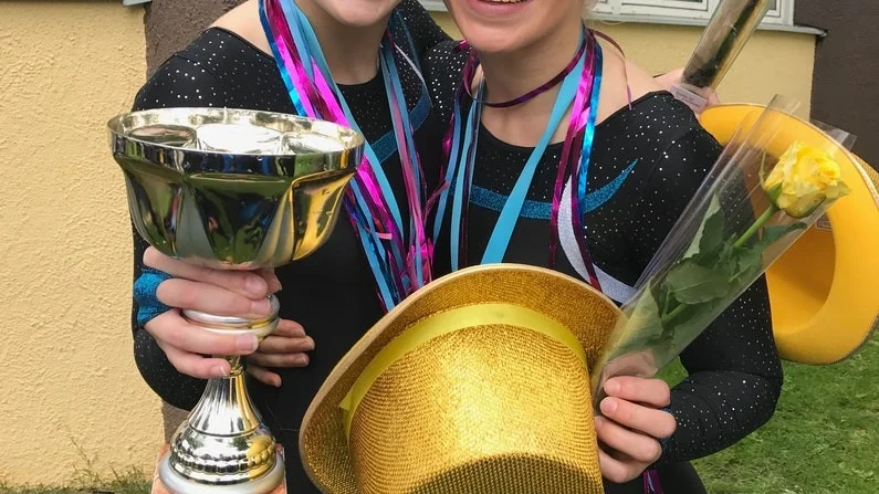 Ylva Zelleroth (till höger) från Eskilstuna har fått fira SM-guld i Örebro tre år på raken, här med lagkompisen Mikaela Jörhag. I höst väntar ett nytt EM-äventyr för Ylva. Foto: Privat