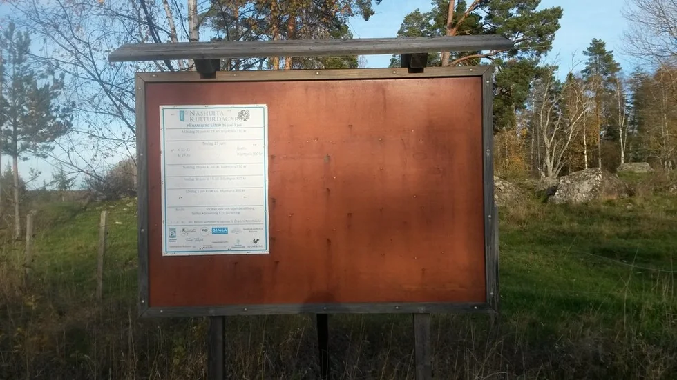 Här ska det sitta information om Hedlandets naturreservat men inget har hänt sedan skylten kom upp och det var tio år sedan, skriver Leif Lundborg.