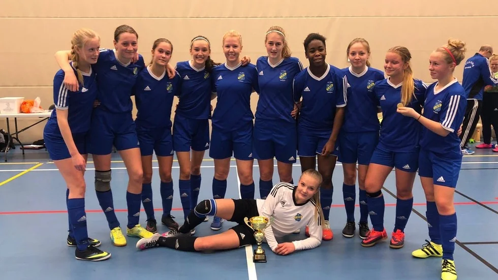 Glada Viljanspelare efter 2–0 mot Eskilstuna United i söndagens DM-final.