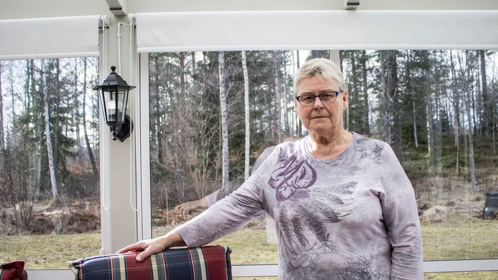 Hjördis Jansson vill gärna ha sin gröna utsikt kvar och gillar inte planförslaget som skulle innebära nya villor på andra sidan tomtgränsen.