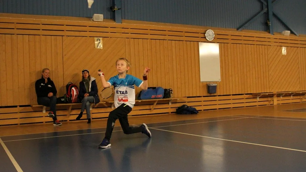 Love Almén måttar för ett forehandslag i lördagens träningstävling i badminton.