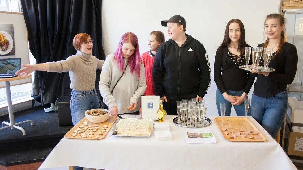 Eleverna Clara Eckhardt, Kaisa Elf, Alma La Fleur, William Karlsson, Nadja Hausmann och Linda Olsson är mer än nöjda med lunchmaten på Järvenskolan Södra.