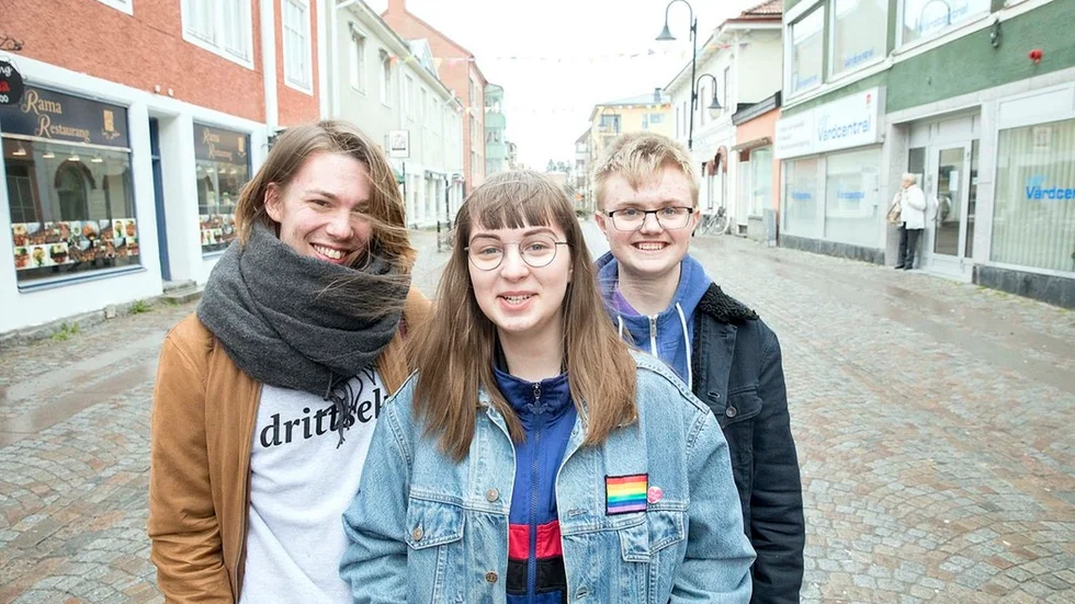 Robin Paulonen, Selma Merdovic och Kim Karlsson laddar just nu upp för Katrineholm Pride den 5 maj. Just nu försöker de sprida så mycket information de kan om arrangemanget och vill att så många som möjligt går med i tåget.