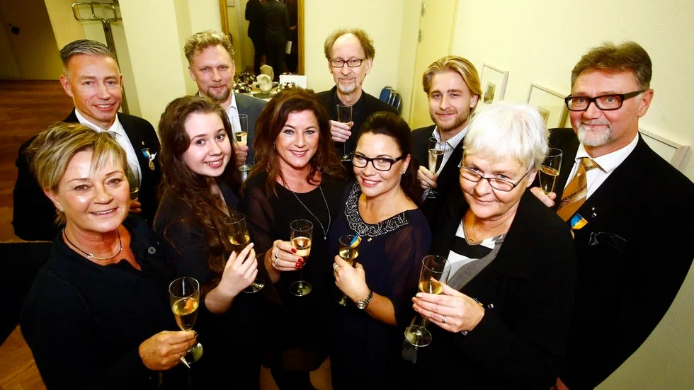 Bakre raden från vänster, Magnus "Zorro" Zetterström, Magnus Berg, Stefan Wistrand, Gustav Inge och Hans Styrlander. Främre raden från vänster, Gunilla Lifvergren, Sofia Ericson, Irene Berg, Lotta Löfstrand och Aino Blomgren. Rolf Bergs medalj hämtades av hans barn Magnus och Irene Berg.
