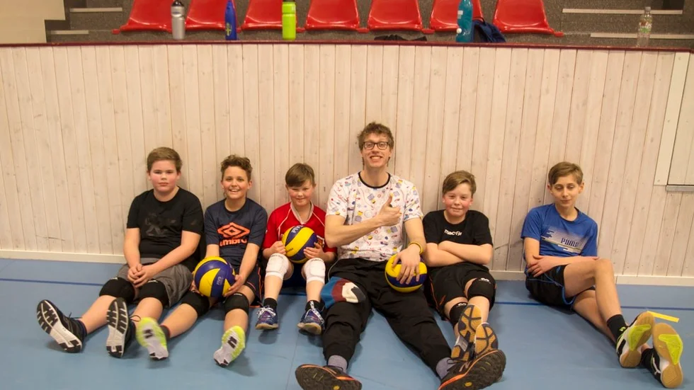 Simon Hone sitter omgiven av sina unga adepter, från vänster, Fabian Svalin, André Flink, Viggo Rosenqvist, Simon Hone, Olle Fält och Edvin Widén.