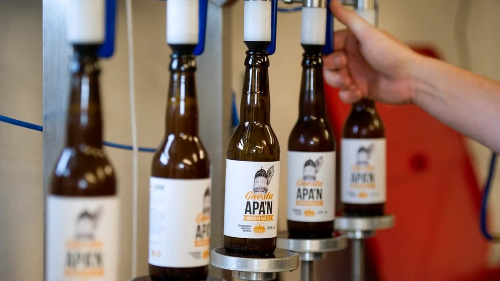 Gnestaapan är den mest populära flaskölen. En öl med beska. Killarna gillar överlag IPA och APA med smak.