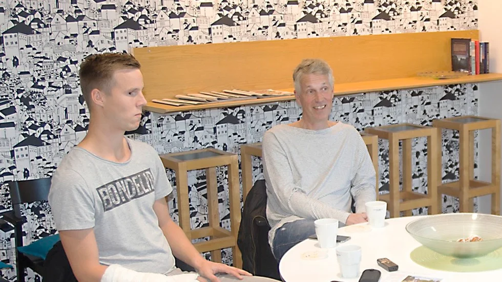 Simon Karlsson och tränaren Stefan Persson Ekholm i Julita gläds över att Svenska fotbollförbundets tävlingskommitté ger klubben rätt. Julita slipper de dubbla walk over-avgifterna från i höstas och Sörmlands fotbollförbund ska betala tillbaka pengarna.