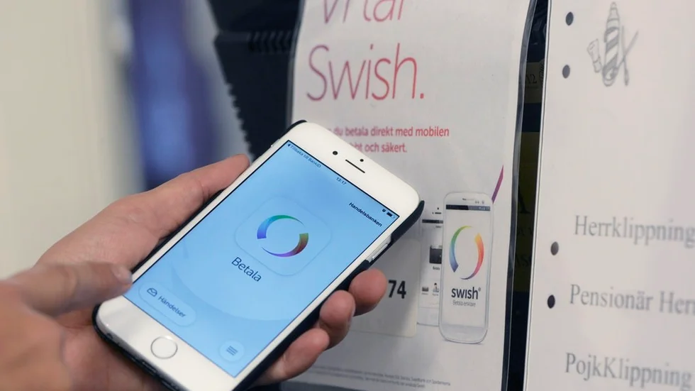 Alltfler betalar med mobilen och bankerna inte vill ta risken med kontanthantering. Det medför problem för dem som har kontanta intäkter, skriver Lotta Finstorp (M), skatteutskottet.