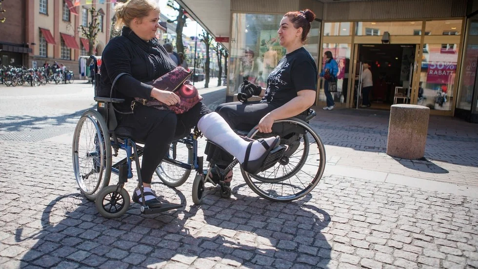 Shala Morad till höger tycker att de flesta städer har ungefär samma nivå på tillgängligheten, som Katrineholm.