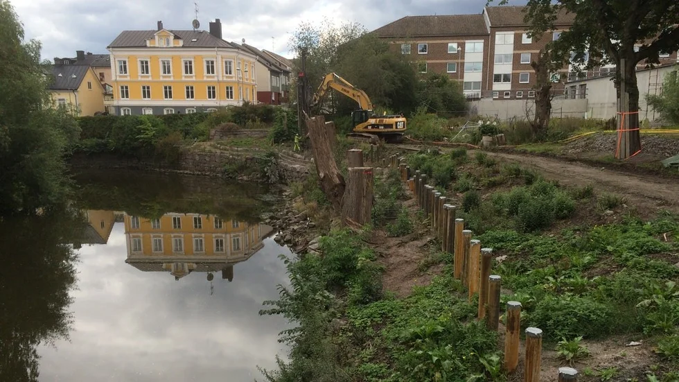 Det pålas på en cirka 90 meter lång sträcka väster om Behmbron. Därefter ska det pålas på en kortare sträcka på andra sidan bron också. Även där behöver åkanten stärkas.