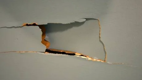 VAnDALISERING. En söndersparkad vägg i ett gemensamhetsutrymme.