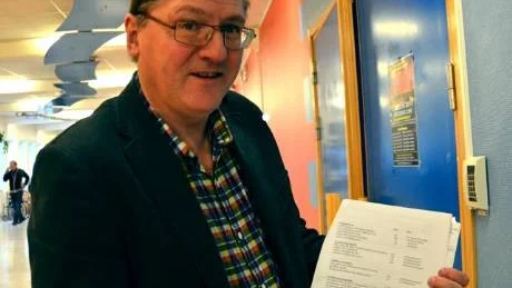 INTE RIMLIG. Lars Alriksson (M), är en av de politiker som reagerat på förslaget om en straffavgift om otillåtet icke brännbart avfall kastas i hushållens sopkärl.