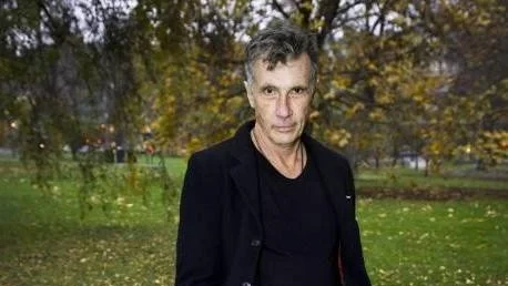 FÖRÄLSKAD I SVÅGERN. Michael Cunninghams nya roman När natten faller skildrar en medelålders               man som plötsligt blir förälskad i sin mycket yngre svåger. "För många är medelåldern en svår, men viktig period. Det är då man börjar ställa sig de viktiga frågorna",             säger han. Foto: Claudio Bresciani