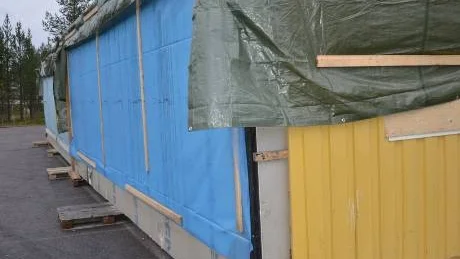PÅ PLATS. Nu är Gällivares senaste tillskott på bostadsmarknaden på plats i form av 48  bostadsmoduler som färdigmonterade blir 30 inflyttningsklara lägenheter före jul. Foto: Kenth Bergmark