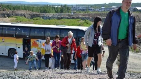 FULLA BUSSAR. Intresset för att få se Northland resources gruva i Kaunisvaara var stort under marknadsfredagen och guidebussarna var fyllda till bristningsgränsen.