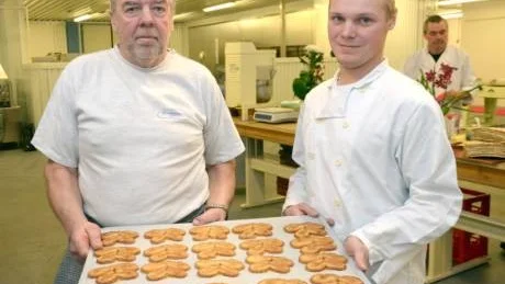 NYTTIGT. Tillsammans med bagerinestorn Ulf Järrendal till vänster ska Michael Ahl bidra med nygräddat bröd utan tillsatser till Norrbottens butiker.   I bakgrunden säljaren Peter Lewin.