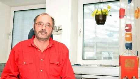 BÖTFÄLL INTE. Ulf Normark, ombudsman och regionalt skyddsombud för Byggnads anser att bötfällningen av bilister som fortfarande använder dubbdäck är ett inskränkt agerande av polisen. "Alla kan ju se vilka förhållanden vid har och agerandet leder till att våra medlemmar utsätts för onödiga trafikrisker", säger han kräver att bötfällningen upphör.