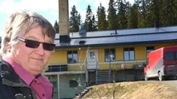 SNETT. Tomas Lundberg tycker något gick snett för några år sedan. Han och hustrun Inger vill bara ha rätt att bo i sitt hus.
