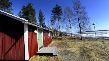 KANONLÄGE. Ett par stugor närmast vattnet fanns kvar till försäljning.