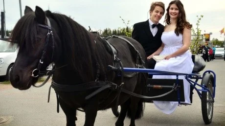 LÄCKER ENTRÉ. Andreas Tano och Lina Norberg åkte hästskjuts efter shetlandsponnyn Bettan till studentbalen.