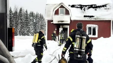 EN SKADAD. En man som befann sig i huset när det började brinna skadade sig lindrigt och fick åka ambulans till Kalix sjukhus.