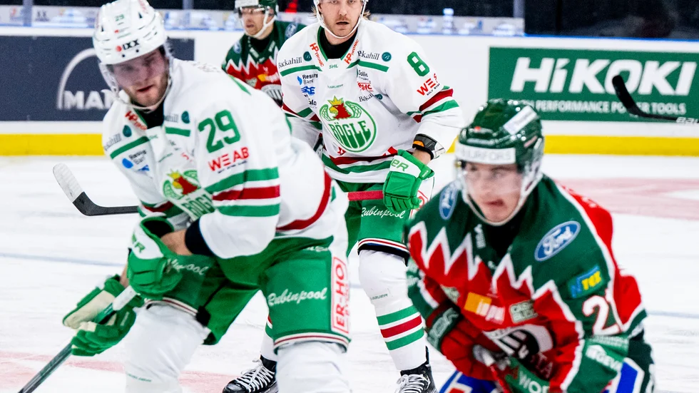 Rögles Linus Sandin med nummer 8, under matchen mot Frölunda.