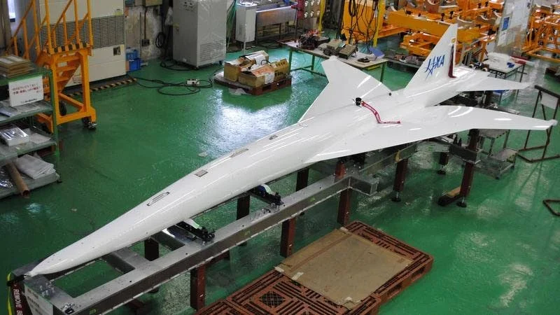 Test. Den japanska rymdorganisationen Jaxa ska göra testflygningar med ett specialbyggt flygplan för att mäta ljudbangen som uppstår då planet passerar ljudvallen. Det står emellertid kvar på marken eftersom flygvädret har varit för dåligt i sommar.