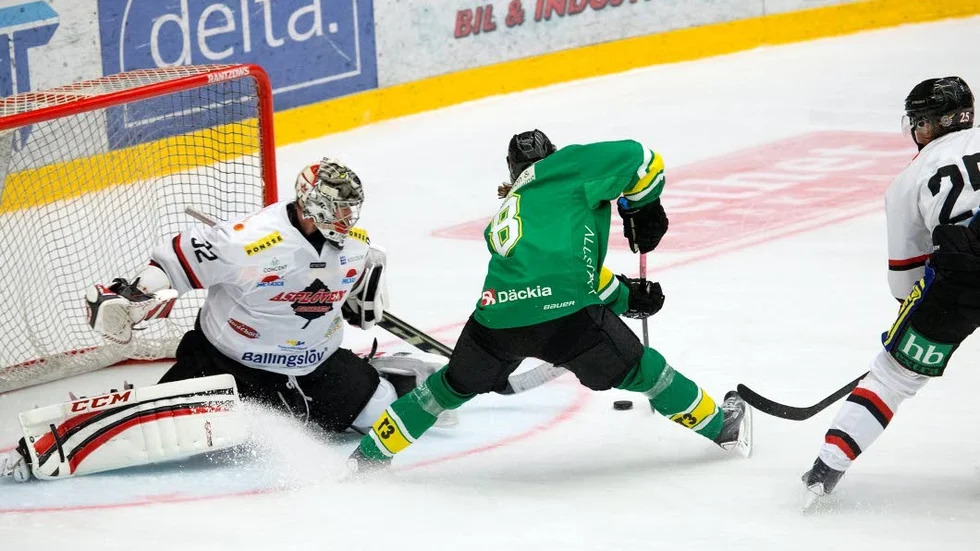 Skadad. Daniel Spence skadade foten i mötet med Björklöven. Här gör Kim Karlsson 2–2 bakom Spence. 
FOTO: PER LANDFORS/VÄSTERBOTTENS-KURIREN