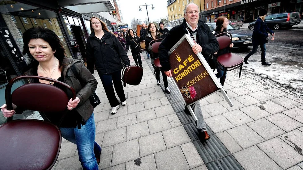 Såld. Nu har ett av Luleås äldsta företag fått nya ägare. Bo Enström (med plakatet) lämnar över Börje Olssons konditorier AB till en ny ägarkonstellation. Bilden togs i samband med att caféet intog sina nya lokaler i Smedjan.