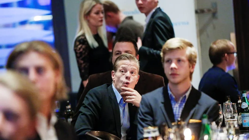 Tungt tapp. Anders Josefsson (mitt i bilden), gruppledare för Moderaterna i Luleå, fick se negativa siffror hela kvällen tillsammans med sina partikamrater.