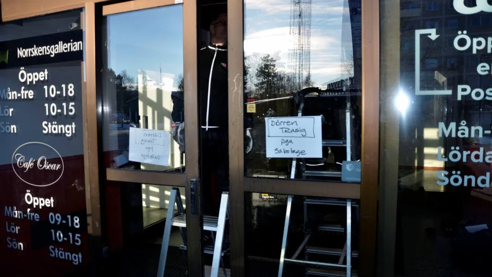 VANDALISERING. COOP i centrala Gällivare utsattes för vandalisering på onsdagen. Hela entrén måste nu bytas ut.
