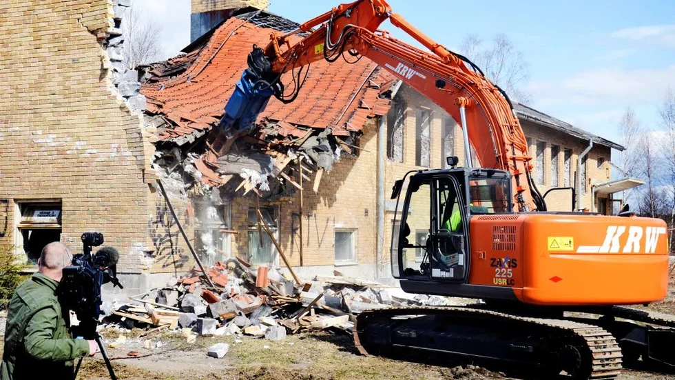 Upphandlades inte. Rivningen av skolbyggnaden i Västanäs föregicks inte av någon upphandling. Nu fördröjs arbetet eftersom entreprenören inte har den utbildning som krävs.