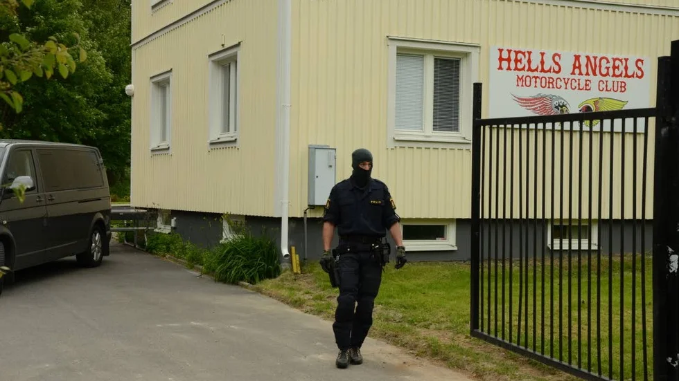 Tillslag. Polisens insatsstyrka slog på tisdagen till mot Hells Angels lokal i Gäddvik. Under ett par timmar genomsöktes fastigheten av polismän och en specialtränad hund.