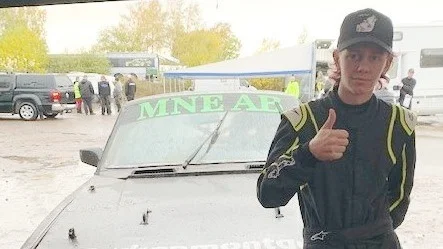Emil Naessén framför sin Volvo i Karlstad.