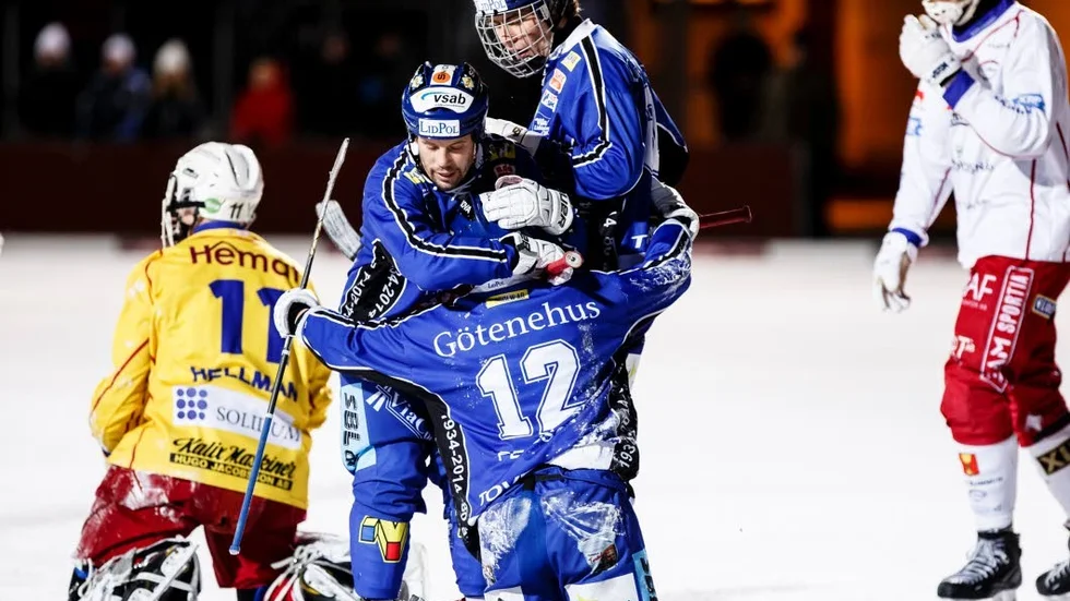 Tungt. Kalix Bandy föll borta mot blåklädda Villa Lidköping.