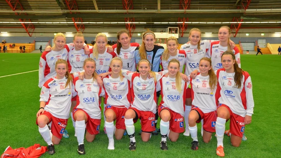 Norrbotten. Ståendes från vänster: Selina Henriksson, Ida-Maria Öhlund, Isabelle Sundström, Moa Bäckström, Moa Öhman, Linnea Selberg, Johanna Antti, Anna Södersten.
Sittandes från vänster: Emilia Lundqvist, Fanny Andersson, Julia Stridsman, Moa Öhman, Linnea Engström, Linn Erixon, Klara Enberg.