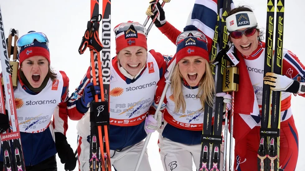 Guldlaget. Heidi Weng, Astrid Jacobsen, Therese Johaug och Marit Björgen.