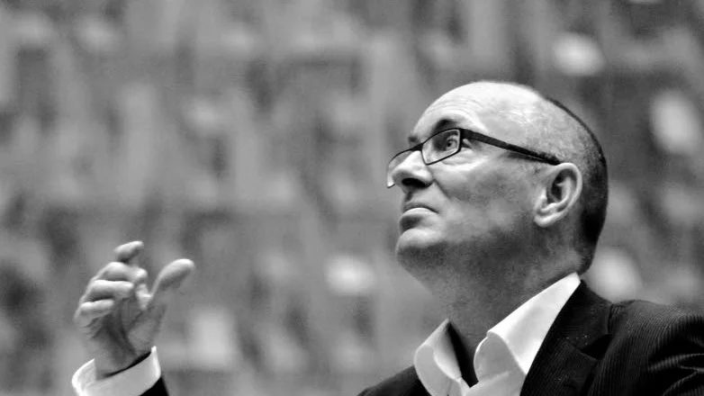 Dubbelaktuell. Erik Westberg är professor i kördirigering och körsång vid Musikhögskolan i Piteå. Nu ska han ut på turné: först i Sverige och sedan USA och Kanada.
