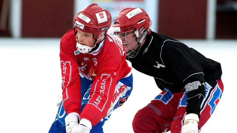 Nära. Nils Wikström (rött) här i Finspång.
